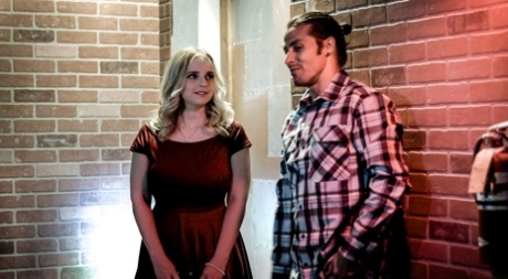 Молоденькая блондинка Коди Вор кончает на свои большие сиськи после траха картинка 2