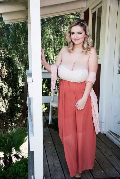 Полная одинокая девушка Коди Вор раздевается, чтобы снять носки и ботинки на веранде картинка 2