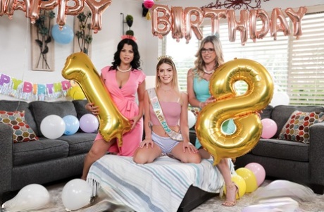 Три женщины празднуют день рождения лесбийским сексом втроем на фоне картинка 3