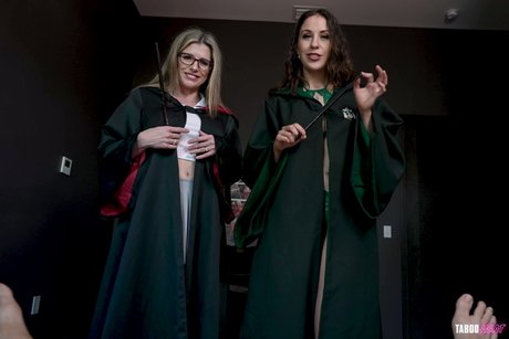 Британки Кори Чейз и Эми Кембридж трахают друг друга перед лесбийским сексом картинка 6