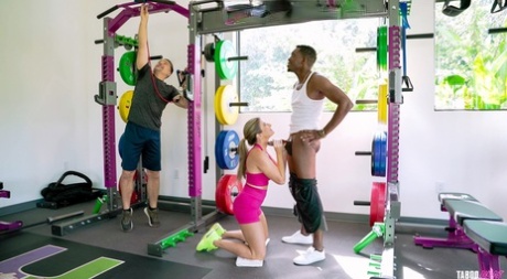 Британская девушка Кори Чейз получает эякуляцию на свой язык после двойного траха картинка 1