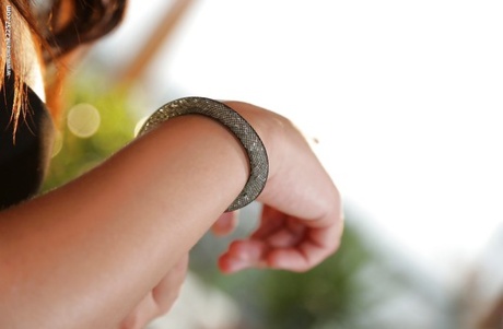 Брюнетка Бетти Ви натягивает чулки argyle на гладкие ножки картинка 14