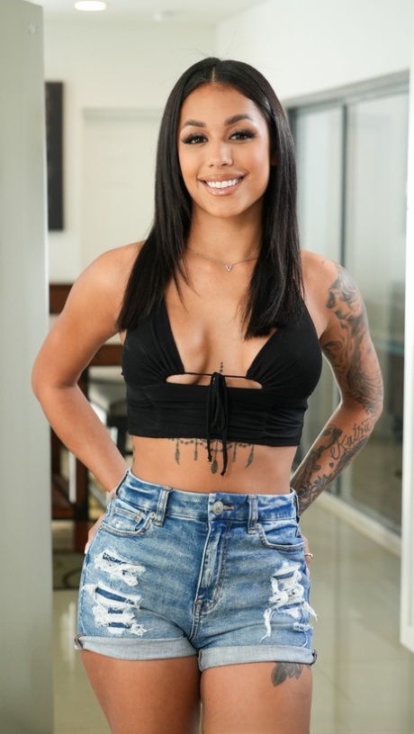 Латиноамериканские цыпочки обмениваются спермой после траха втроем с сантехником картинка 1