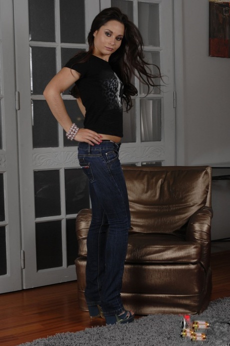 Черноволосая соло-девушка Аурелли Ребел погружает палец глубоко в свое влагалище картинка 1