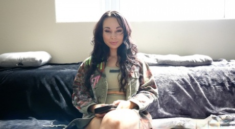 Кристал также использует свои большие сиськи, чтобы ублажать член, пока он не начинает сильно пульсировать картинка 1