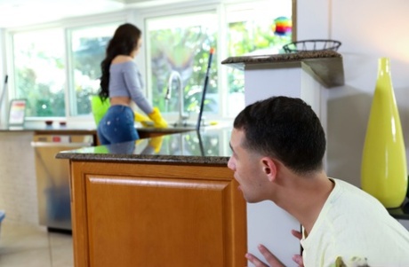 Сексуальная мамаша Кристал Раш заканчивает сексом со своим похотливым пасынком картинка 1