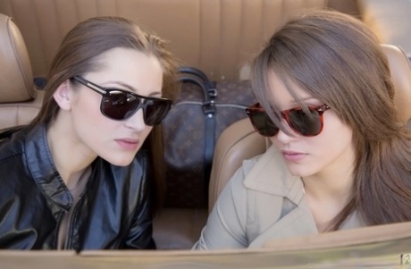 Сексуальная цыпочка Дэни Дэниелс целуется со своей подругой лесбиянкой на открытом воздухе картинка 1