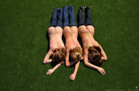 3 девушки топлесс натягивают свои синие джинсы на голые задницы на лужайке картинка 8