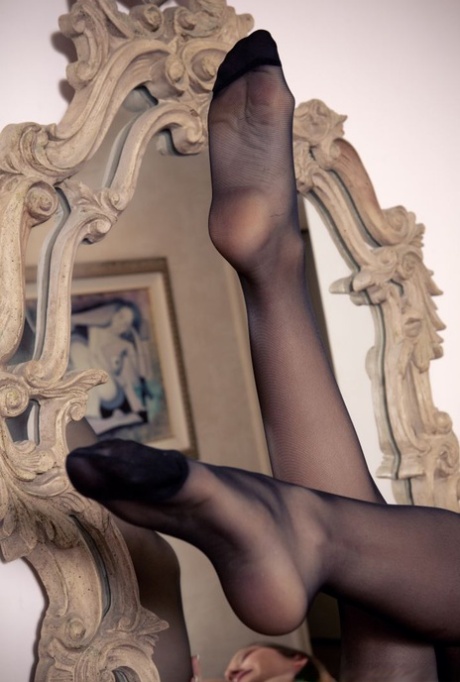 Девушка-одиночка Дэни Дэниелс покачивает своей обтянутой стрингами попкой перед зеркалом в туалетном столике картинка 13