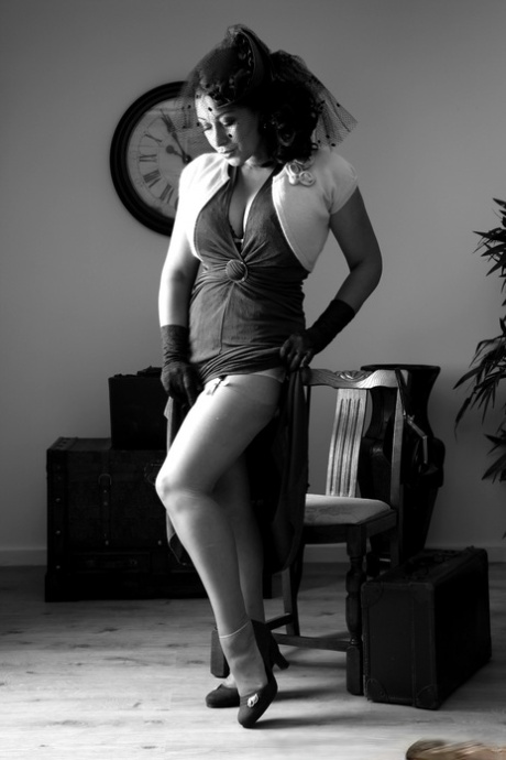 Классная зрелая дама Даника Коллинз с обнаженными большими сиськами и кустом в черных перчатках картинка 3