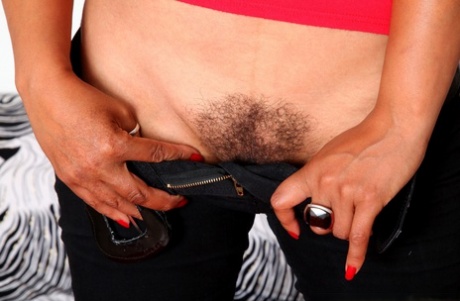 Даника снимает свои колготки и черные джинсы картинка 9