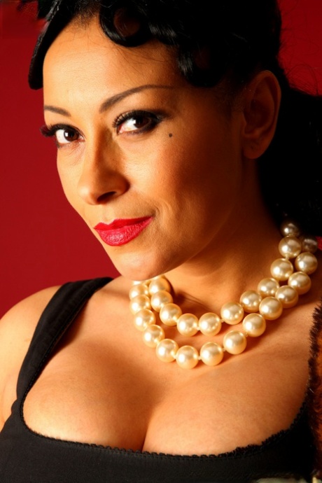 Даника Коллинз в чулках, туфлях на каблуках, перчатках и меховом палантине картинка 4