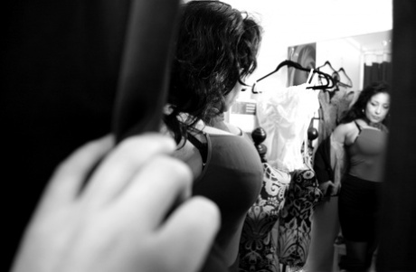 Зрелая женщина Даника Коллинз показывает свои большие сиськи во время слежки картинка 3