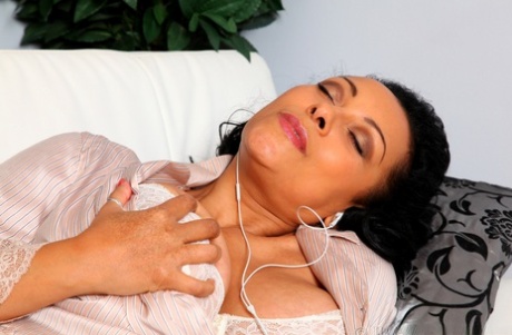 Пожилая брюнетка Даника Коллинз теребит пальцами свою возбужденную киску в пижаме картинка 6