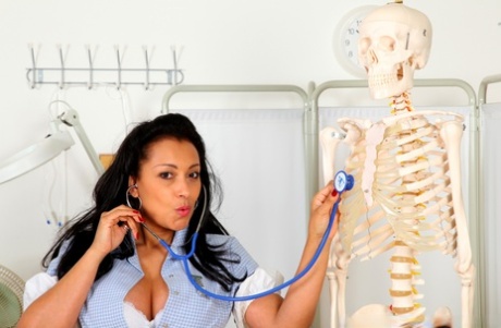 Зрелая брюнетка медсестра Даника Коллинз мастурбирует игрушкой на больничной койке картинка 4