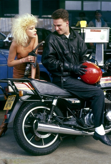 Возбужденные самки с ретро-прическами трахают друг друга и парней тоже в поле картинка 1