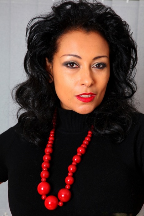 Пожилая леди Даника Коллинз хватает себя за задницу в красных перчатках, прежде чем показать свою пизду картинка 1