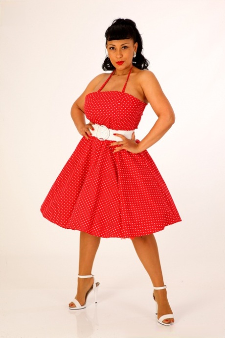 Даника Коллинз девушка в ретро-стиле в коричневых чулках картинка 1