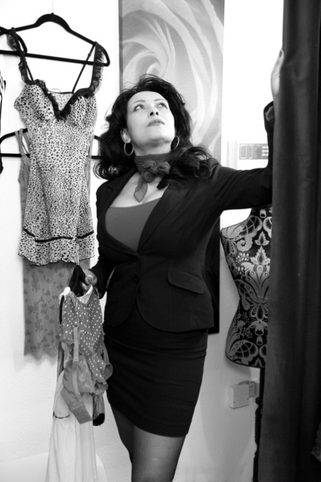 Зрелая женщина Даника Коллинз показывает свои большие сиськи во время слежки картинка 2