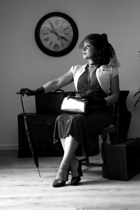 Стильная пожилая леди Даника Коллинз также обнажает свои большие сиськи и куст картинка 1