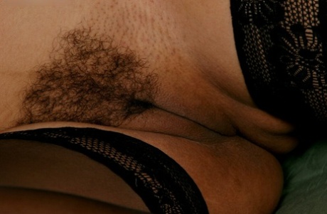 Дерзкая мамаша в чулках обнажает свои невероятно соблазнительные изгибы картинка 12