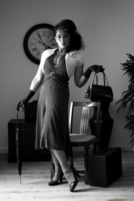 Классная зрелая дама Даника Коллинз с обнаженными большими сиськами и кустом в черных перчатках картинка 2