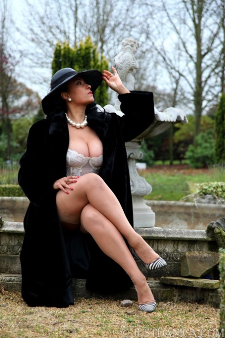 Классная зрелая женщина Даника Коллинз освобождает большие сиськи и попку от меховой шубы картинка 5