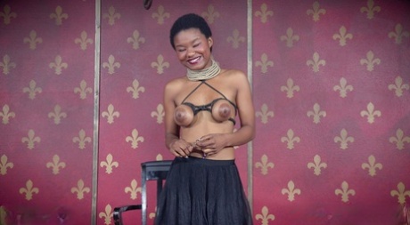 Связанную негритянскую рабыню Калисту Стоунм заставили сосать и есть киску в БДСМ втроем картинка 3