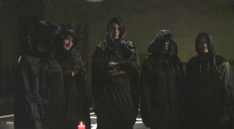 Блондинки лесбиянки засовывают игрушки и страпоны в грязные задницы картинка 9