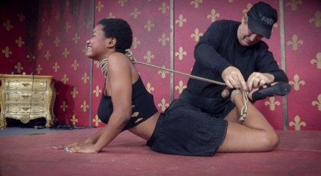 Связанную негритянскую рабыню Калисту Стоунм заставили сосать и есть киску в БДСМ втроем картинка 4