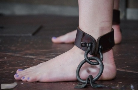 Полностью обнаженная девушка Нора Райли терпит БДСМ-игры с развратной парой средних лет картинка 4