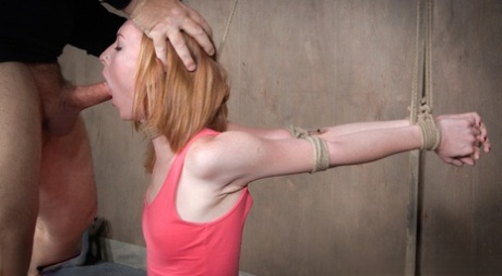 Рыжеволосую молоденькую Кэти Кисс трахает в рот лесбиянка и ее член со страпоном картинка 3