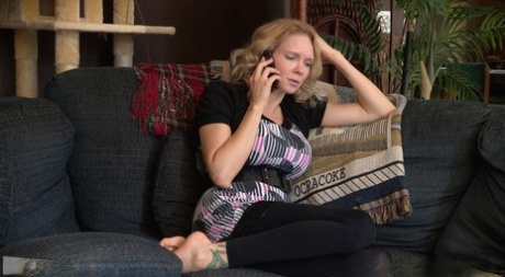 Развратная самка знакомится с одинаково настроенной парой для секса втроем картинка 2