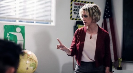 Зрелую учительницу блондинку Ди Уильямс трахают толпой ее ученики картинка 2