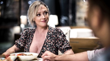 Молодая латиноамериканка Натали Брукс занимается сексом втроем со своей мачехой Ди Уильямс картинка 3