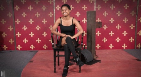 Чернокожая самка Каллиста Стоунм терпит, когда ее трахает в рот лесбиянка со страпоном картинка 2