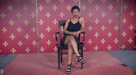 Связанную негритянскую рабыню Калисту Стоунм заставили сосать и есть киску в БДСМ втроем картинка 2