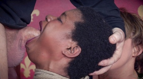 Связанную негритянскую рабыню Калисту Стоунм заставили сосать и есть киску в БДСМ втроем картинка 12