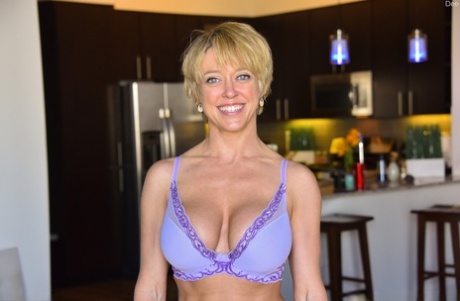 Пожилая мамаша с короткими волосами и татуировками теребит свои мясистые половые губы картинка 11