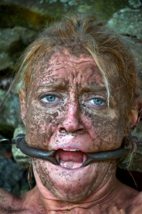 Секс-рабыни Дарлинг и Хейзел Гипнотик оказываются беспомощными в лесу картинка 6