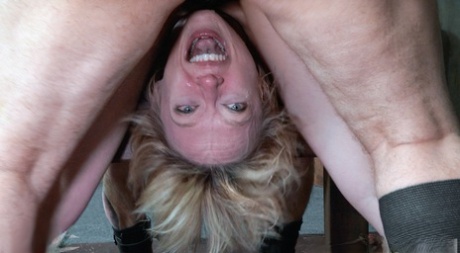 Секс-рабынь Бонни Дэй и Ди Уильямс душат и трахают вчетвером в БДСМ картинка 7