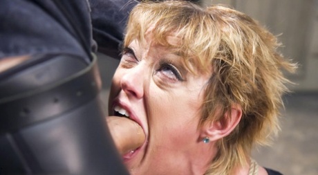 Зрелая женщина Ди Уильямс получила проникновение в свою задницу, находясь в рабстве картинка 5