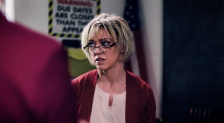 Зрелую учительницу блондинку Ди Уильямс трахают толпой ее ученики картинка 3