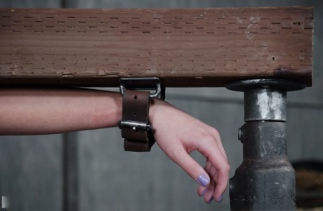 Полностью обнаженная девушка Нора Райли терпит БДСМ-игры с развратной парой средних лет картинка 3