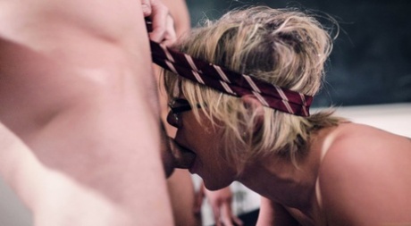 Зрелую учительницу блондинку Ди Уильямс трахают толпой ее ученики картинка 9