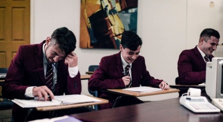 Зрелую учительницу блондинку Ди Уильямс трахают толпой ее ученики картинка 1