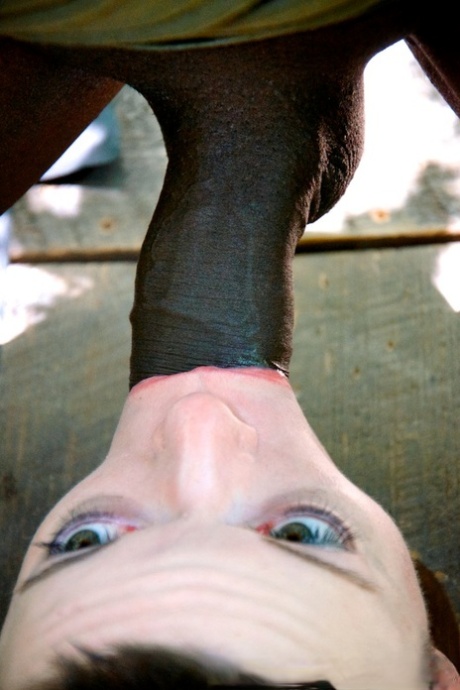 Секс-рабыни Дарлинг и Хейзел Гипнотик оказываются беспомощными в лесу картинка 11