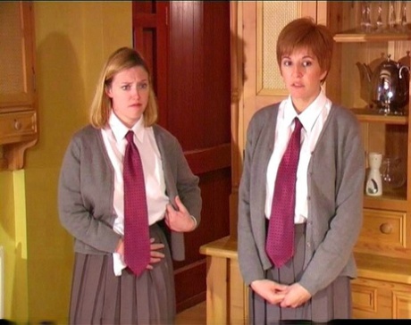 Плохо ведущие себя ученицы получают жестокую взбучку от учительницы картинка 1