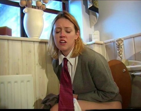 Плохо ведущие себя ученицы получают жестокую взбучку от учительницы картинка 6