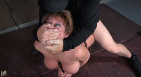 Грудастая цыпочка Ди Уильямс терпит жесткий трах и траханье лицом, пока ее сдерживают картинка 13